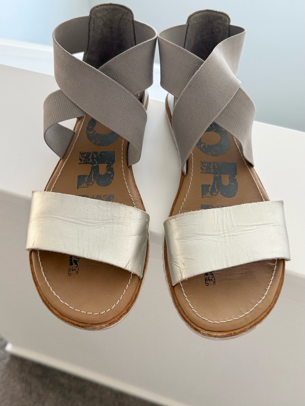 SOREL Ella Silver Metallic Leather Crisscross Flat Sandal Size 10